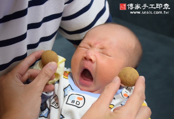 洋洋(新北中和區到府嬰兒寶寶滿月剃頭理髮、免費到府嬰兒剃胎毛儀式吉祥話)。到府剃頭剃胎毛主持、專業拍照、DVD光碟、證書。★購買「臍帶章、肚臍章、胎毛筆刷印章」贈送：剃頭、收涎、抓周，三選一。2015.10.31 照片9